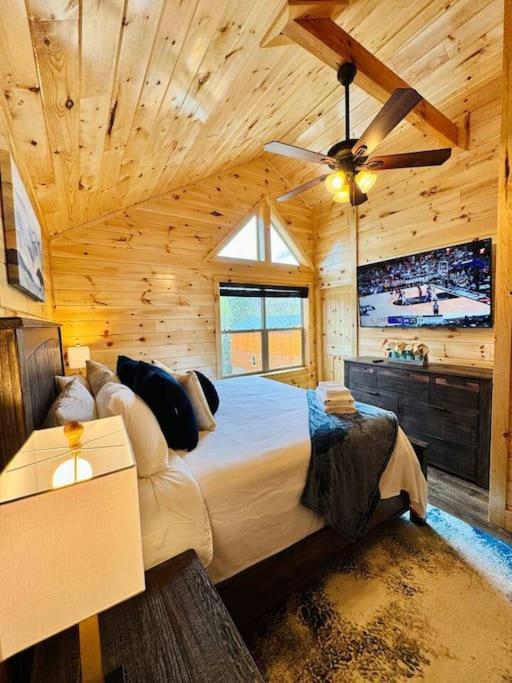 Vila New! Indoor Pool/Ps 5/Hot Tub/Parkway Pigeon Forge Exteriér fotografie